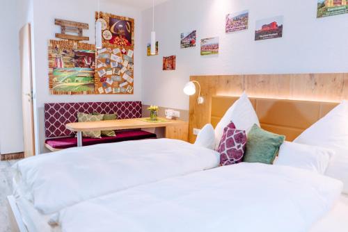 Ein Bett oder Betten in einem Zimmer der Unterkunft Garni-Hotel Goldenes Lamm