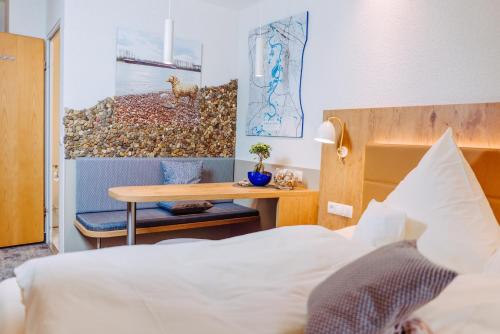 Ein Bett oder Betten in einem Zimmer der Unterkunft Garni-Hotel Goldenes Lamm