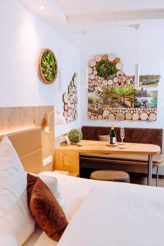 Ein Bett oder Betten in einem Zimmer der Unterkunft Garni-Hotel Goldenes Lamm