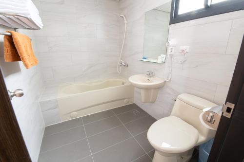 Un baño de LIANN Hotel