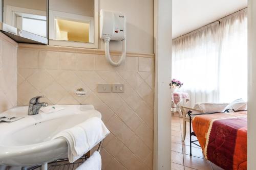 Ett badrum på Residence Isola Verde Cisanello