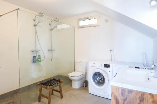 ein Badezimmer mit Toilette und Waschmaschine in der Unterkunft MyFlats Luxury VistaMar in Gran Alacant