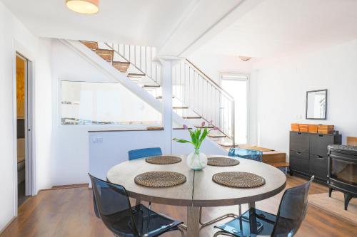 a dining room with a table and chairs at Stay In Carabassi II in Gran Alacant