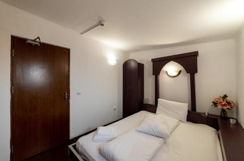 Кровать или кровати в номере Escala Rooms