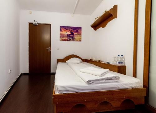 Кровать или кровати в номере Escala Rooms
