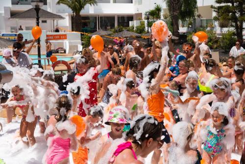 a crowd of people playing in the water at Apartamentos Galeon Playa in Costa Teguise
