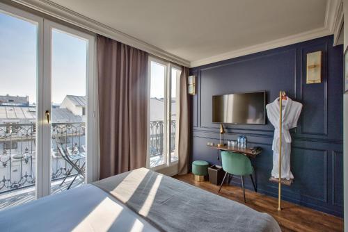 sypialnia z łóżkiem i dużym oknem w obiekcie Maison Barbès w Paryżu