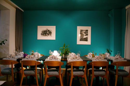 a dining room with a table and chairs at Apartments Villa Azzurra Bol in Bol