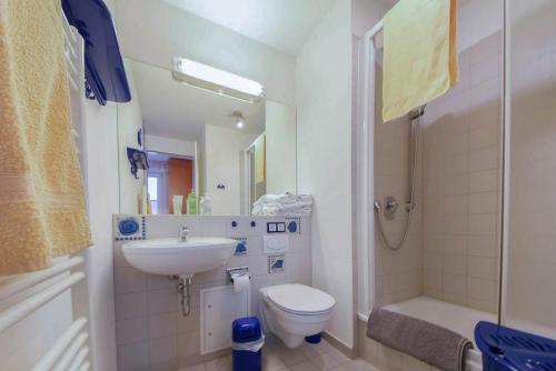 バンシンにあるForum Marinar 34のバスルーム(洗面台、トイレ、シャワー付)