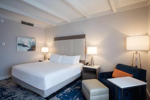 Una cama o camas en una habitación de Crowne Plaza Albany - The Desmond Hotel