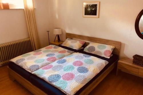 Elten的住宿－Haus im Garten „zentral und doch sehr ruhig“，一间卧室配有一张带被子和两个枕头的床