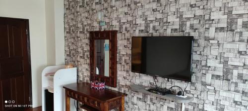 Televisyen dan/atau pusat hiburan di HL Sea Homestay