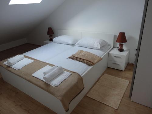 Ένα ή περισσότερα κρεβάτια σε δωμάτιο στο Apartments Orchidea