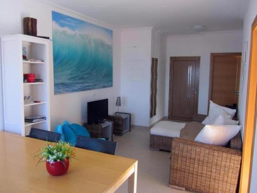 パタイアスにあるApartment at Praia Paredes de Vitória by book yourholiday ptのリビングルーム(ソファ、ベッド付)