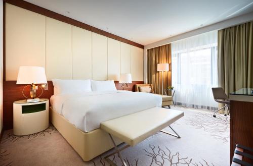 Cama o camas de una habitación en Renaissance Minsk Hotel