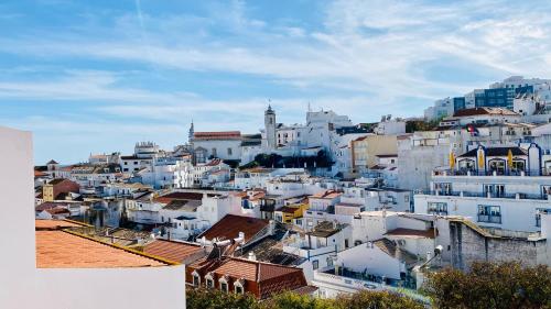 Blick auf eine Stadt mit weißen Gebäuden in der Unterkunft Liberdade by Check-in Portugal in Albufeira