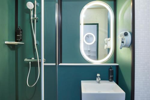 y baño con lavabo y espejo. en ibis Clamart Paris Velizy, en Clamart