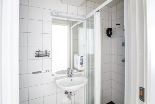 a bathroom with a sink and a mirror at TorskenSenteret in Torsken