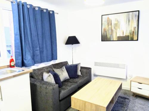 - un salon avec un canapé et une table dans l'établissement Sigma Central Apartment 5, à North Shields