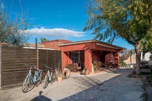 two bikes parked in front of a building at Casa vacaciones in Castellón de la Plana