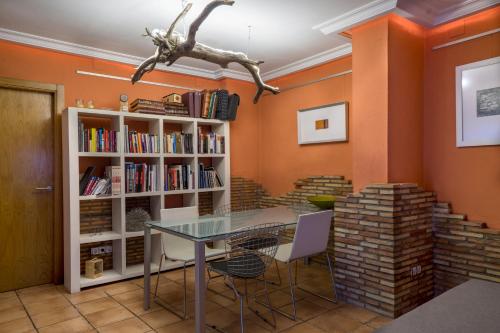 a dining room with a table and a book shelf at Casa vacaciones in Castellón de la Plana