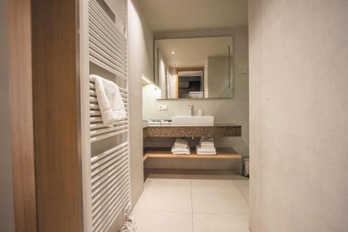 a bathroom with a sink and a mirror at Best Western Hotel Nobis Eindhoven-Venlo A67 in Asten