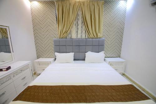 Tempat tidur dalam kamar di Jawharat Layali (For Families Only)