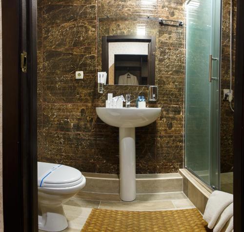 Bilik mandi di Misteriya Hotel