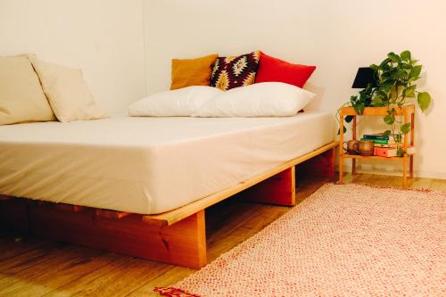 een bed met kussens in een kamer bij רוח מדבר - Desert wind in Dimona