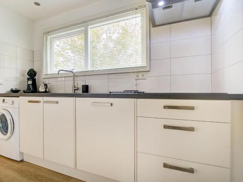 Kuchyň nebo kuchyňský kout v ubytování Holiday Home Noordwolde Countryside
