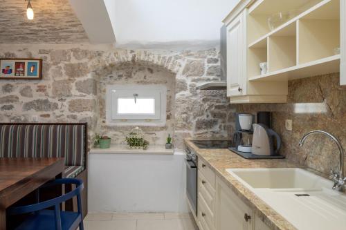 Kuchyňa alebo kuchynka v ubytovaní Luxury spacious studio in the heart of Split