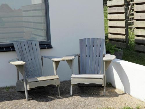 エグモント・アーン・ゼーにあるModern holiday home in Egmond aan zee near beachの青い椅子2脚