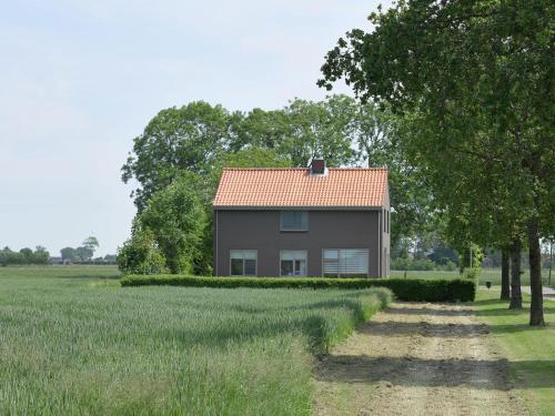 una casa en medio de un campo en Holiday home in a rural location near sea, en Zuidzande