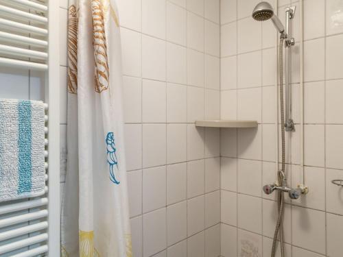 a bathroom with a shower with a shower curtain at Cottage in Dwarsgracht near Giethoorn in Giethoorn