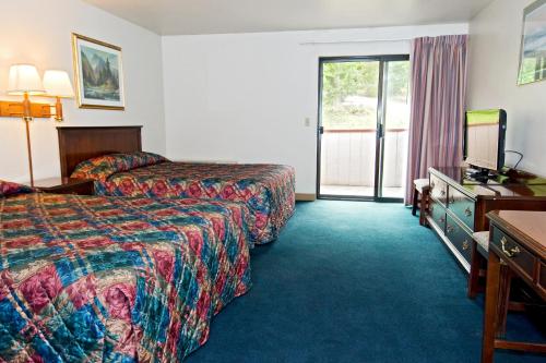 Una cama o camas en una habitación de Sequim Bay Lodge