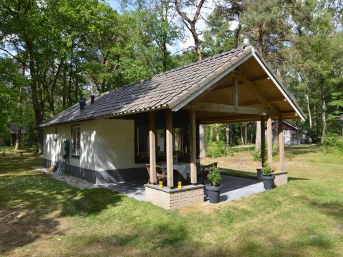 Gallery image of Detached bungalow with lovely covered terrace in a nature rich holiday park in Stramproy