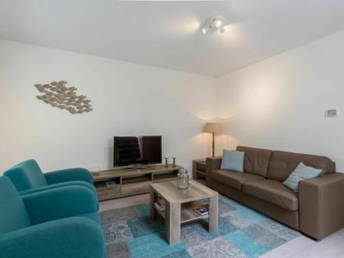 sala de estar con 2 sofás y TV en Luxurious Apartment in Koudekerke near Beach, en Koudekerke