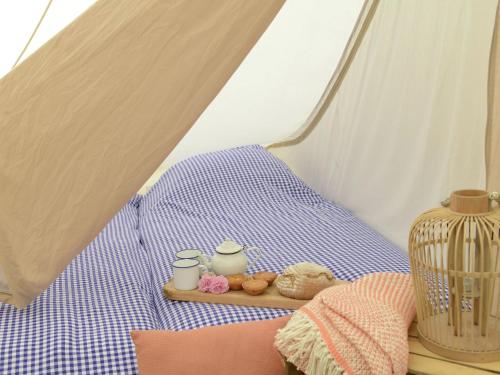 ein Tablett mit Essen auf einem Tisch in einem Zelt in der Unterkunft Charming Tent Lodge in Callantsoog near Beach in Callantsoog