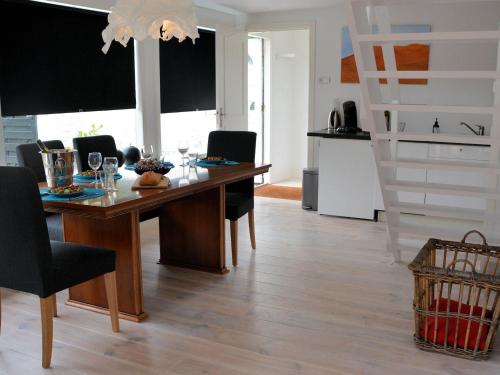 een keuken en eetkamer met een tafel en stoelen bij Lovely Holiday Home in Noordwijkerhout near Lake in Noordwijkerhout