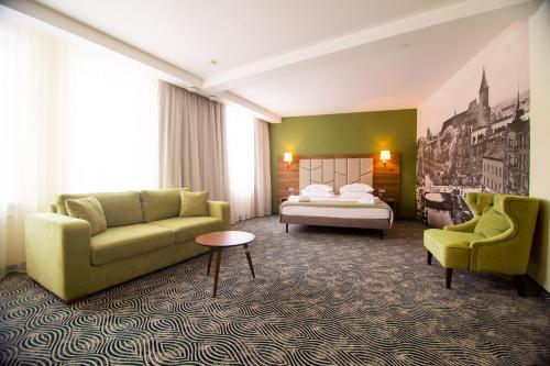 Postel nebo postele na pokoji v ubytování Kaiserhof Hotel