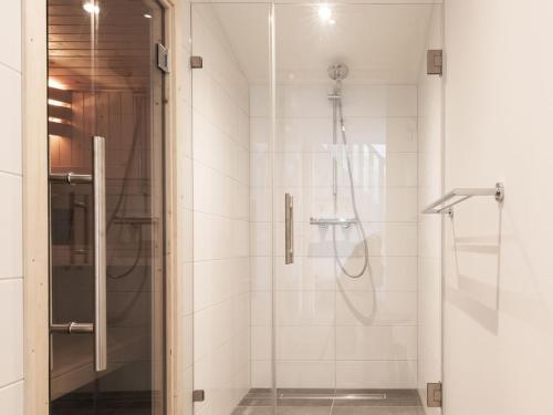 Ванная комната в Luxury villa with a sauna, at the Tjeukemeer