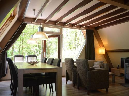- une salle à manger avec une table et des chaises dans l'établissement Cosy Holiday Home in Limburg with Forest nearby, à Stramproy