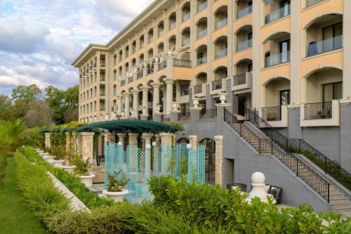 セインツ・コンスタンティン＆ヘレナにあるAstor Garden Hotelの建物の前に噴水がある建物
