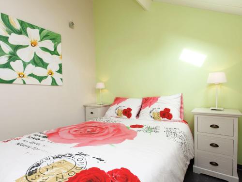ein Schlafzimmer mit einem Bett mit roten Rosen darauf in der Unterkunft Holiday home large play sun meadow in Ravenstein