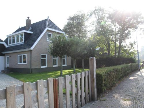 グルートにあるModern Villa in Groet with Gardenの家の前の木塀