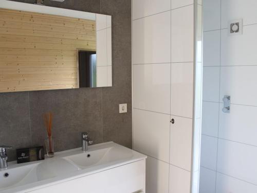 Ένα μπάνιο στο Chic Home with Sauna