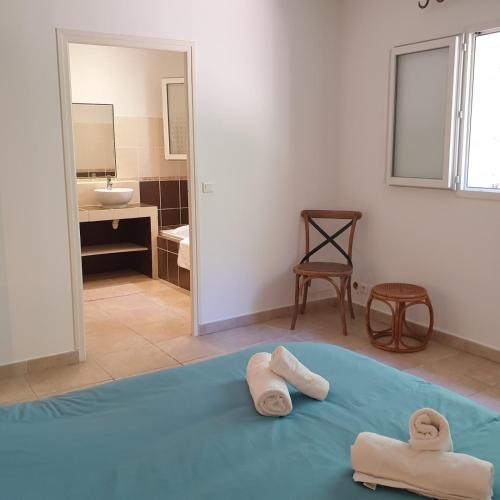 - une chambre avec 2 serviettes sur un lit et une salle de bains dans l'établissement Villa Ribba 6 pers piscine 5 min plage en voiture, à Gialla