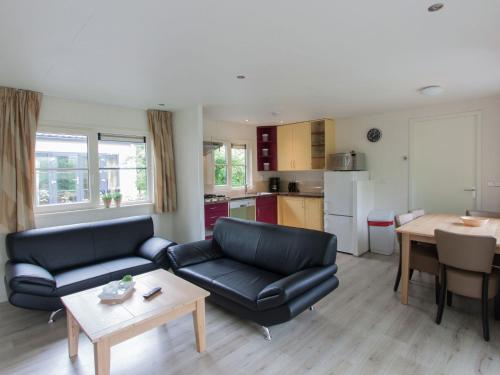 Tidy chalet with dishwasher, surrounded by forest – Photos 3