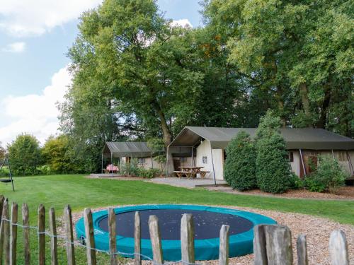- une petite piscine dans une cour à côté d'une maison dans l'établissement Special tent lodge with dishwasher, in Twente, à Buurse