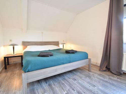- une chambre avec un lit et 2 oreillers dans l'établissement Holiday home in Zeeland with wide views, à Bruinisse